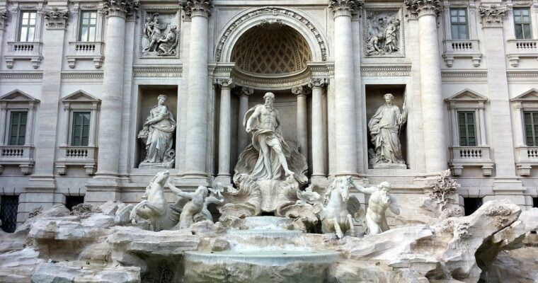 Descubre la majestuosa Fuente de Trevi en Roma, una maravilla arquitectónica en Italia