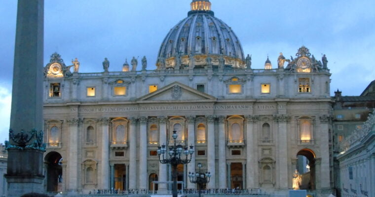 Descubre la majestuosidad de la Basílica de San Pedro en Ciudad del Vaticano, ¡una visita imprescindible en Italia!