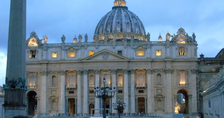Descubre la majestuosidad de la Basílica de San Pedro en Ciudad del Vaticano, ¡una visita imprescindible en Italia!