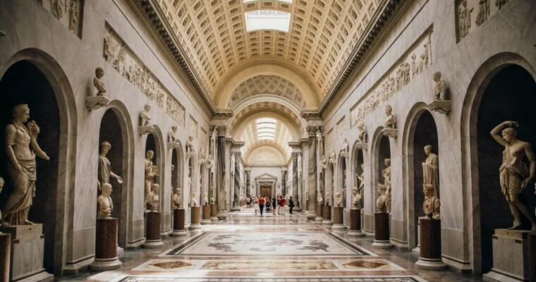 Explora los impresionantes Museos Vaticanos en Ciudad del Vaticano, una experiencia cultural única en Italia