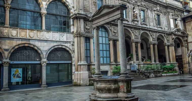 Piazza Mercanti: Explora el corazón histórico de Milán en Italia