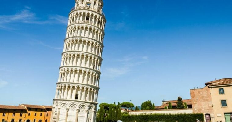 Torre de Pisa en Pisa: El icónico atractivo turístico en Italia.