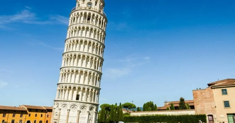 Torre de Pisa en Pisa: El icónico atractivo turístico en Italia.